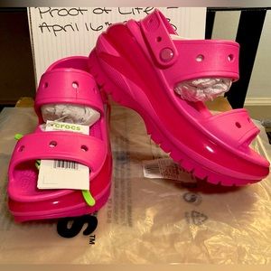 NWT Crocs Mega Crush Sandals- W6/M4 - Juice